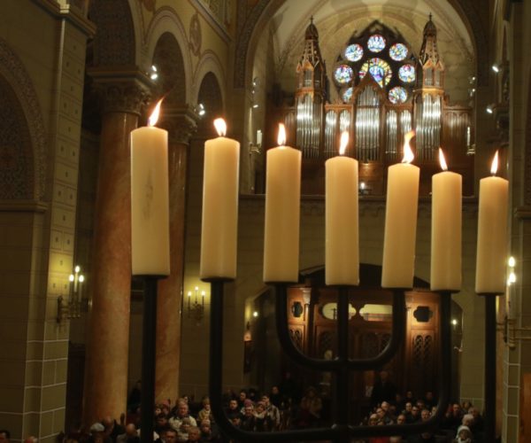 A holokauszt áldozataira emlékeztek a Szent Mihály Bazilikában