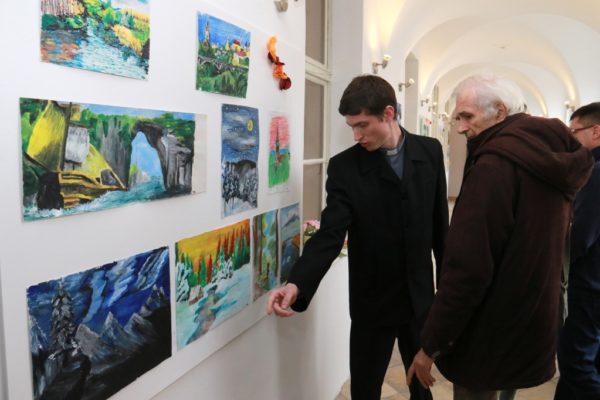 Meleg Sándor Máté, a a főegyházmegye papnövendéke festményeiből rendezték meg a Szaléziánum idei harmadik kiállítását.