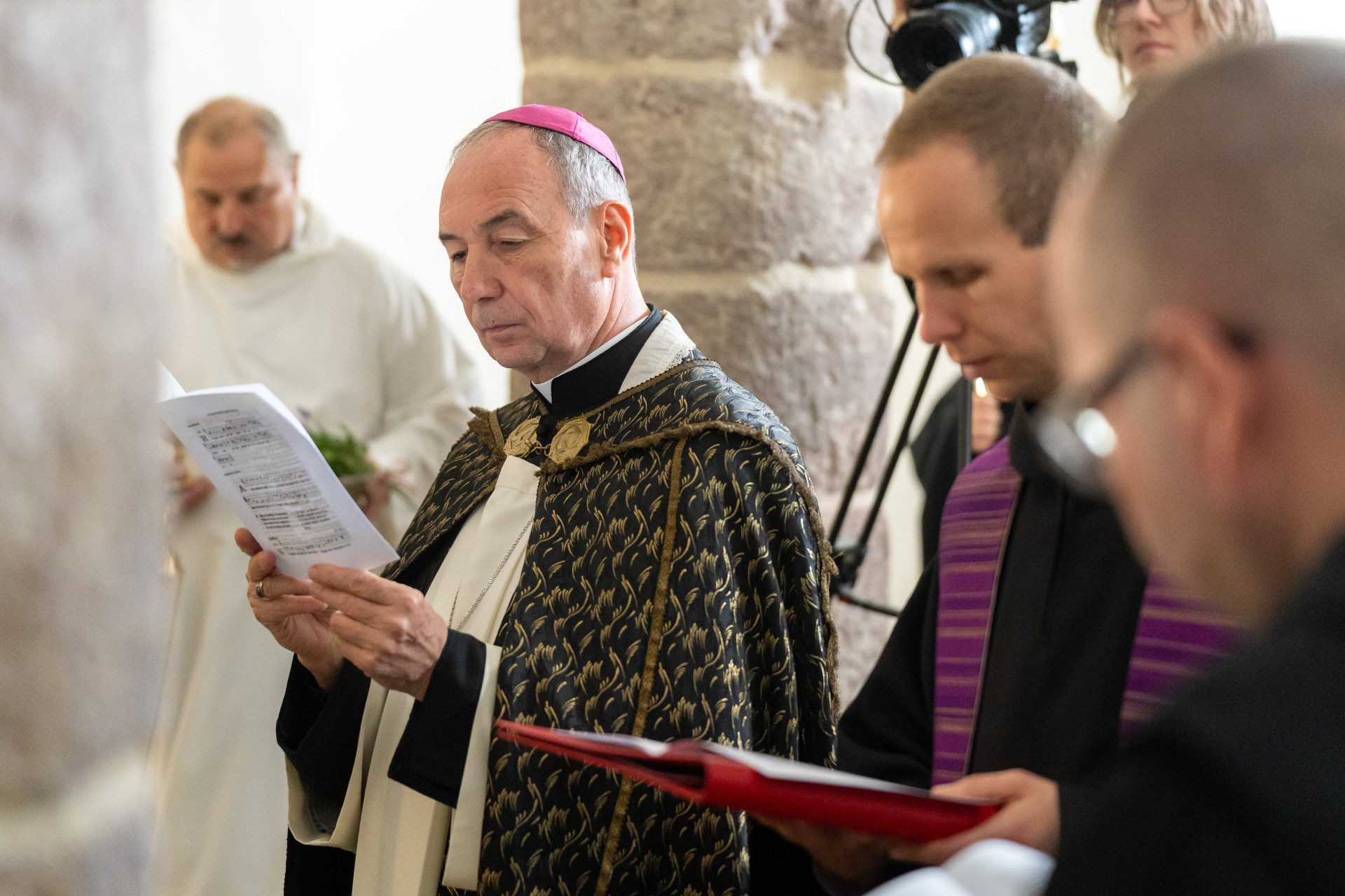 Újratemették I. András király földi maradványait a Tihanyi Bencés Apátságban