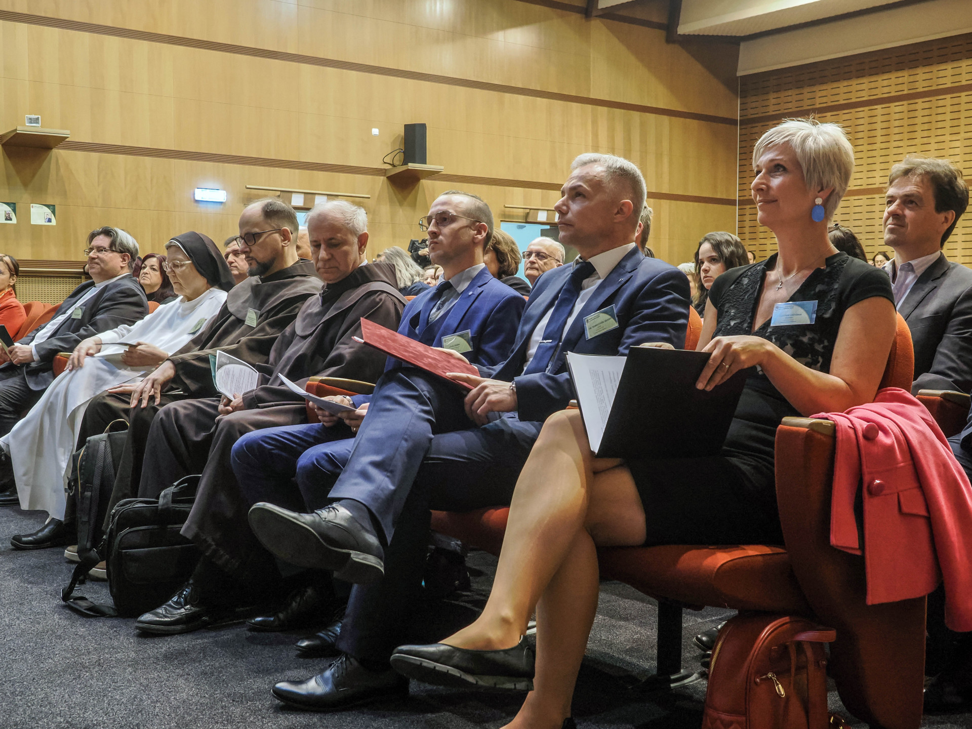 „A teremtett világ védelme nem opció, hanem hivatás” – Teológiai konferenciát tartottak a Veszprémi Érseki Főiskolán