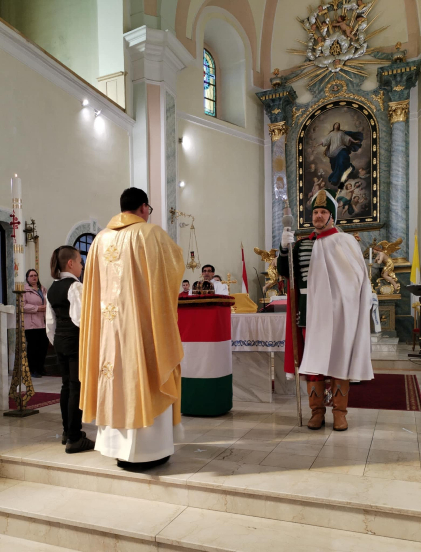 A Szent Korona másolatát fogadták a várpalotai templomban