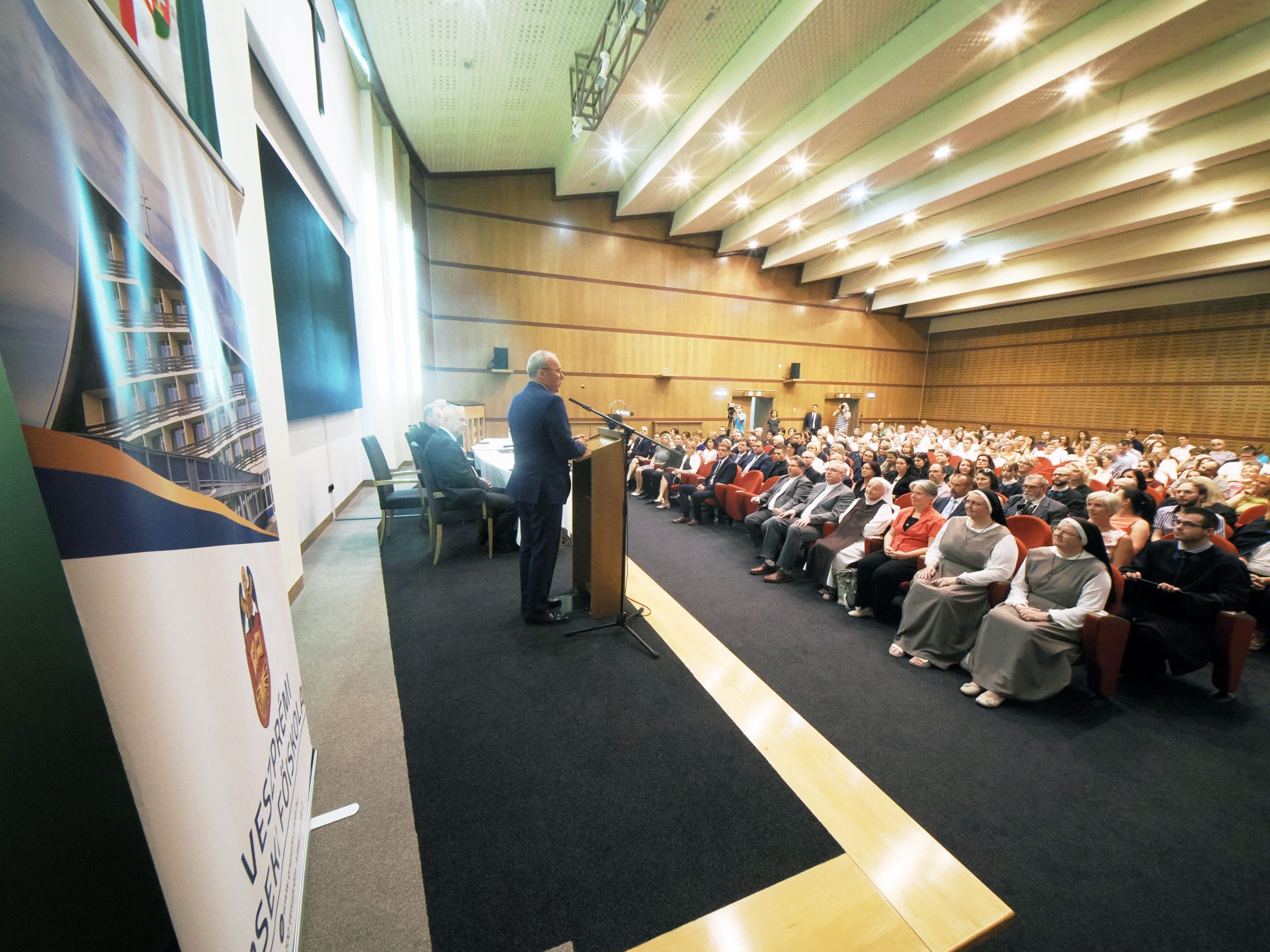 Diplomaosztó a Veszprémi Érseki Főiskolán