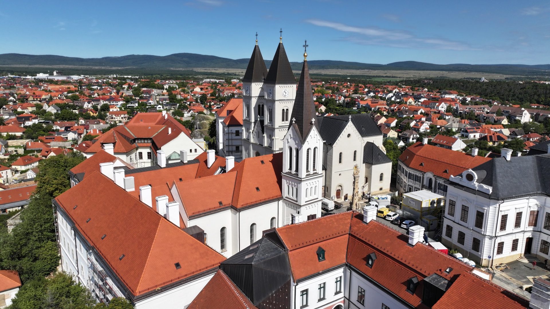 Új tematikus várséták és ünnepi nyitvatartás