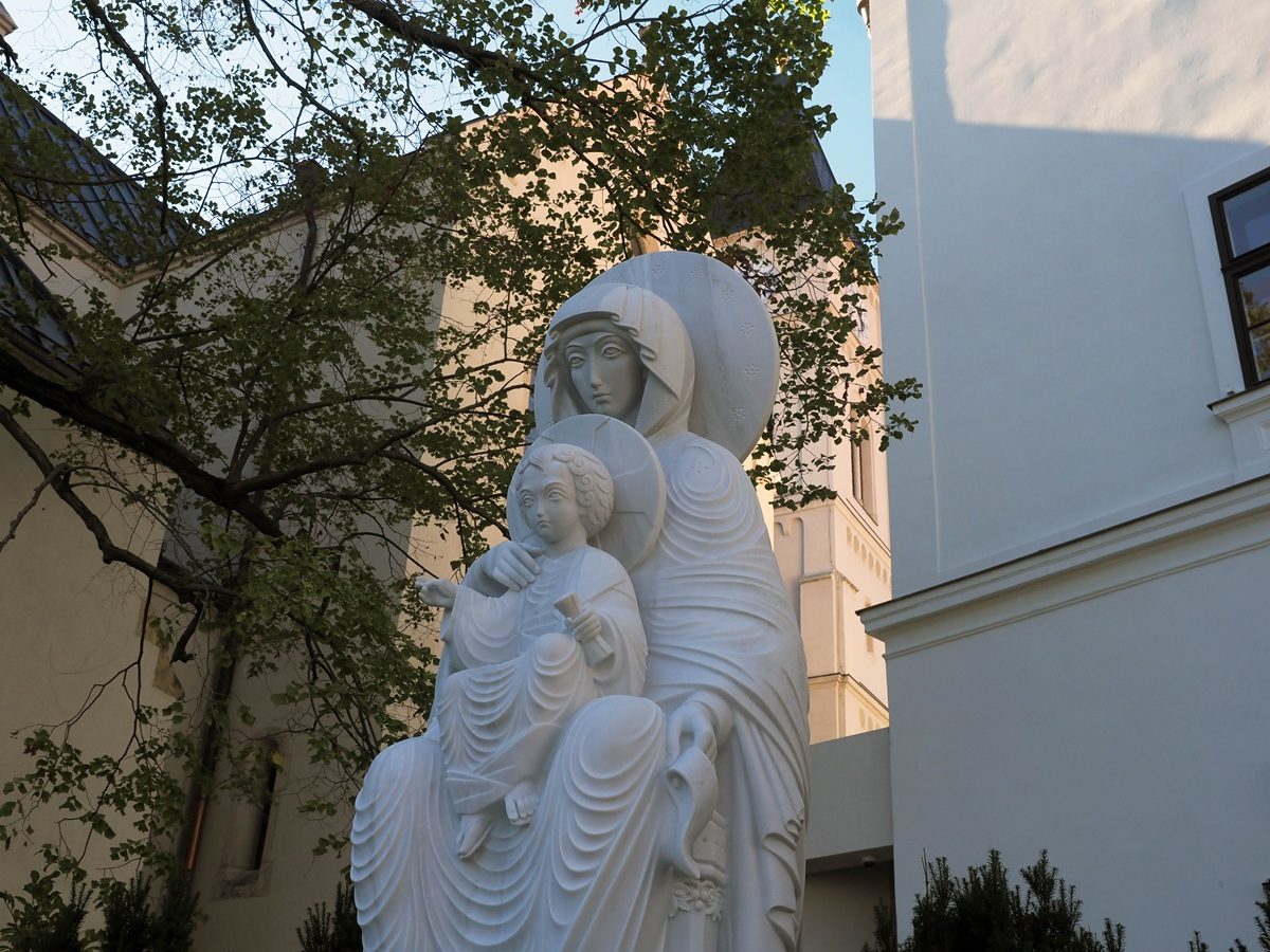 Új Mária-szobrok a várnegyedben
