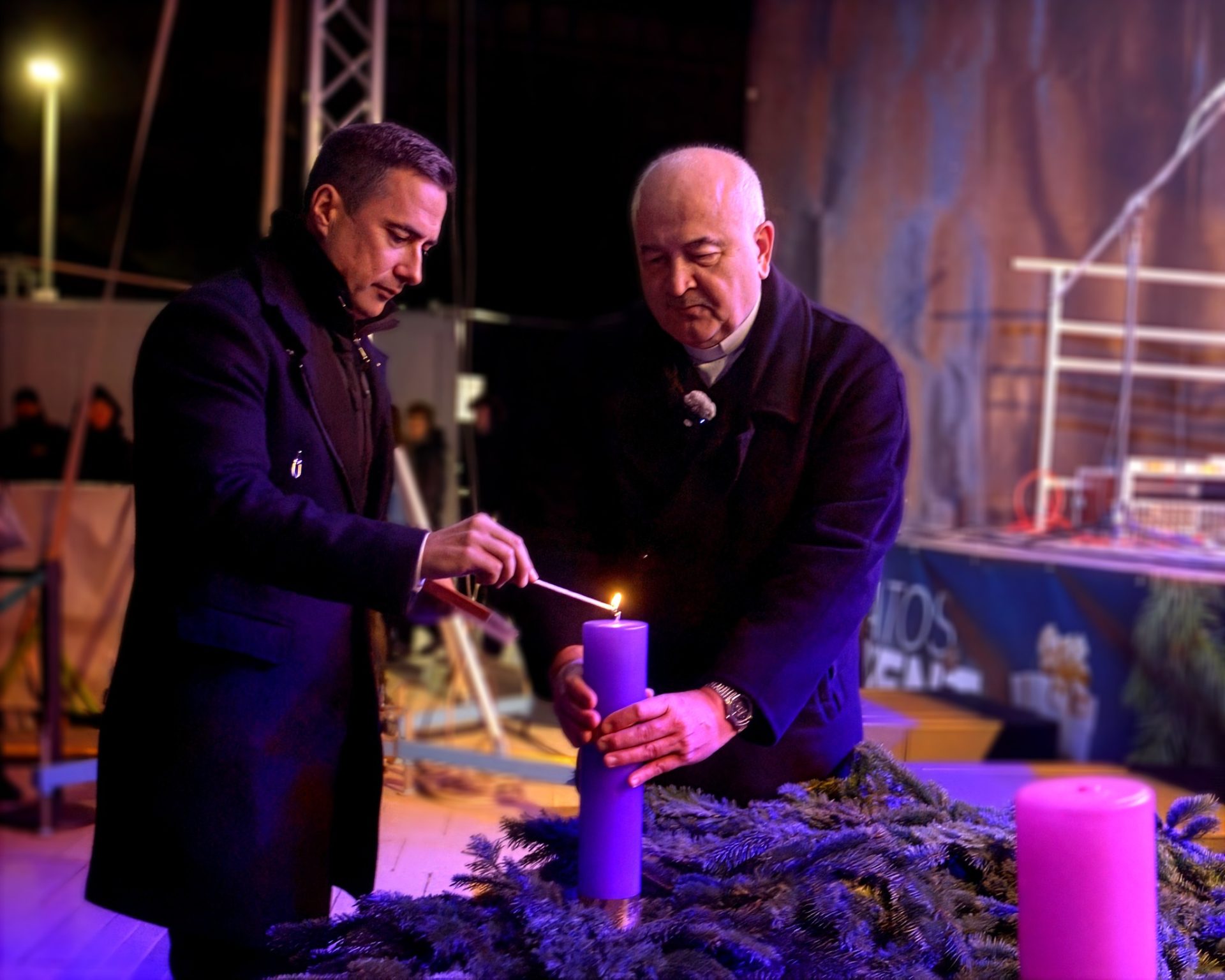 Fellobbant advent első gyertyájának fénye Veszprémben