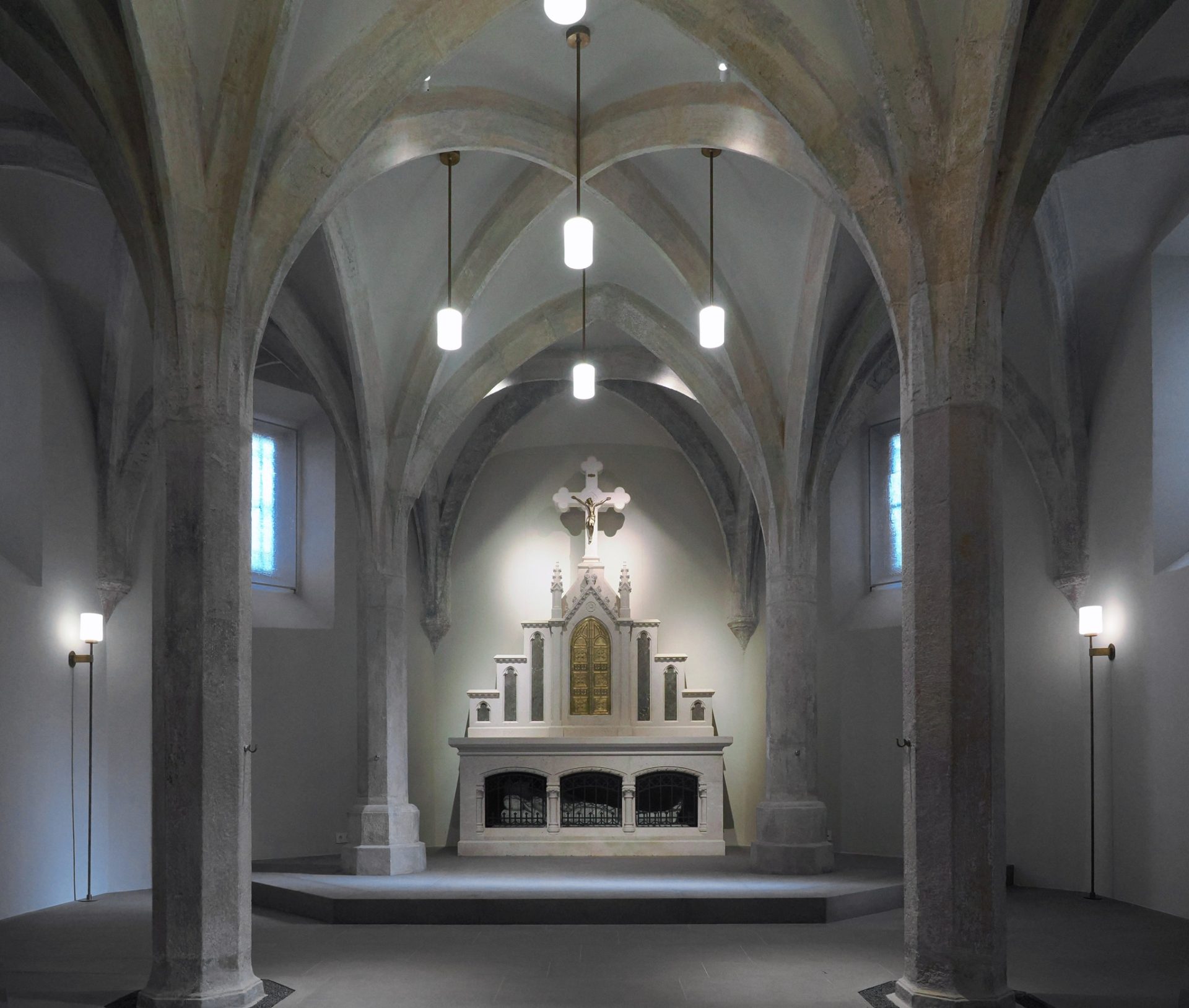 Szentmise az elhunyt főpásztorokért a Szent Mihály Főszékesegyház altemplomában