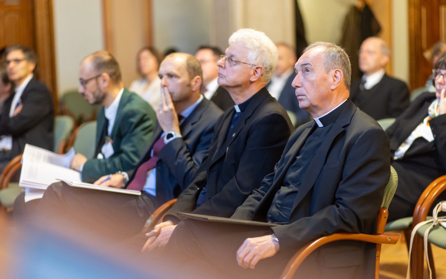 Emberré és szentté nevelni