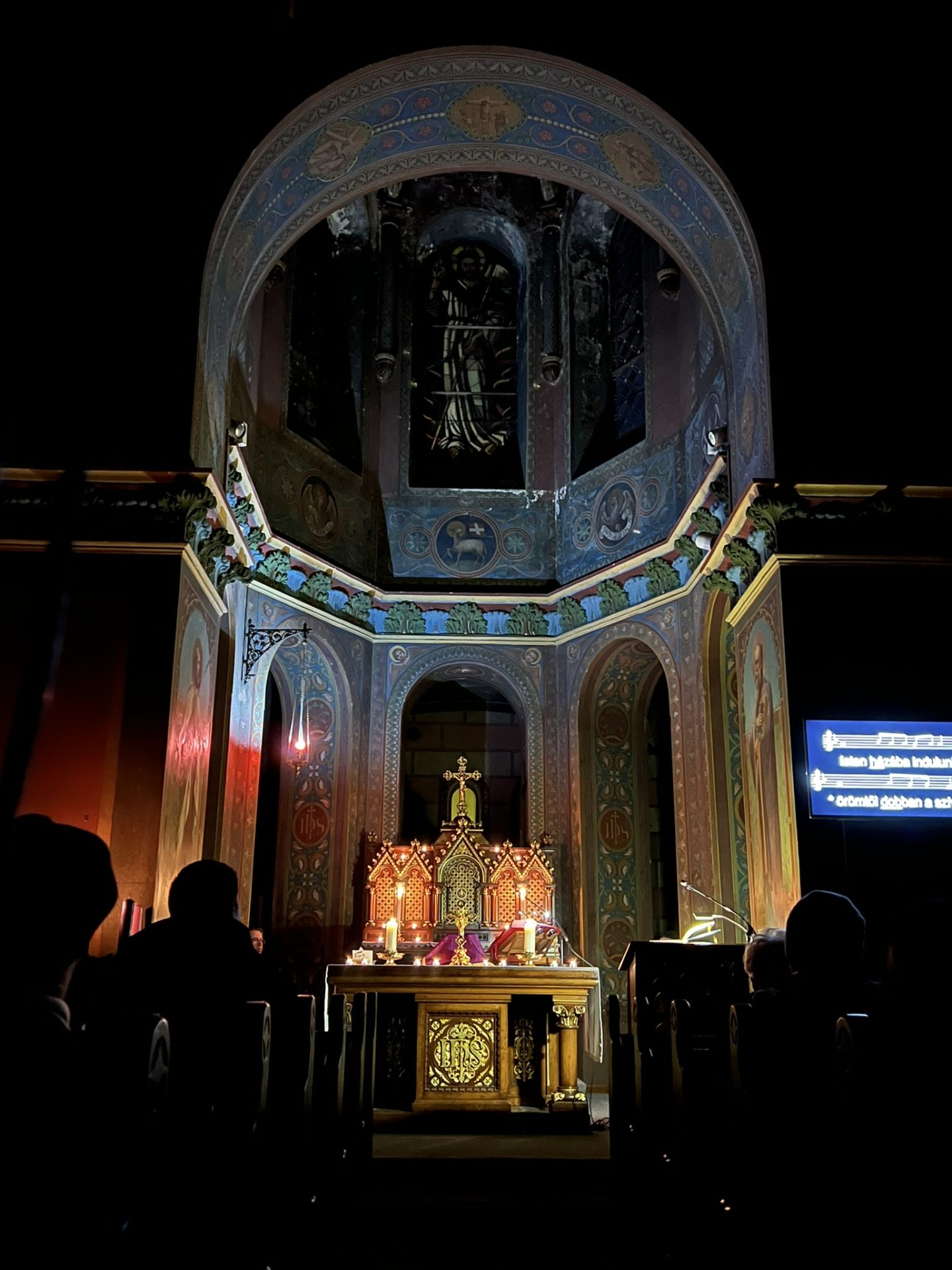 Hajnali gyertyafény – megkezdődtek a roráté szentmisék Veszprémben