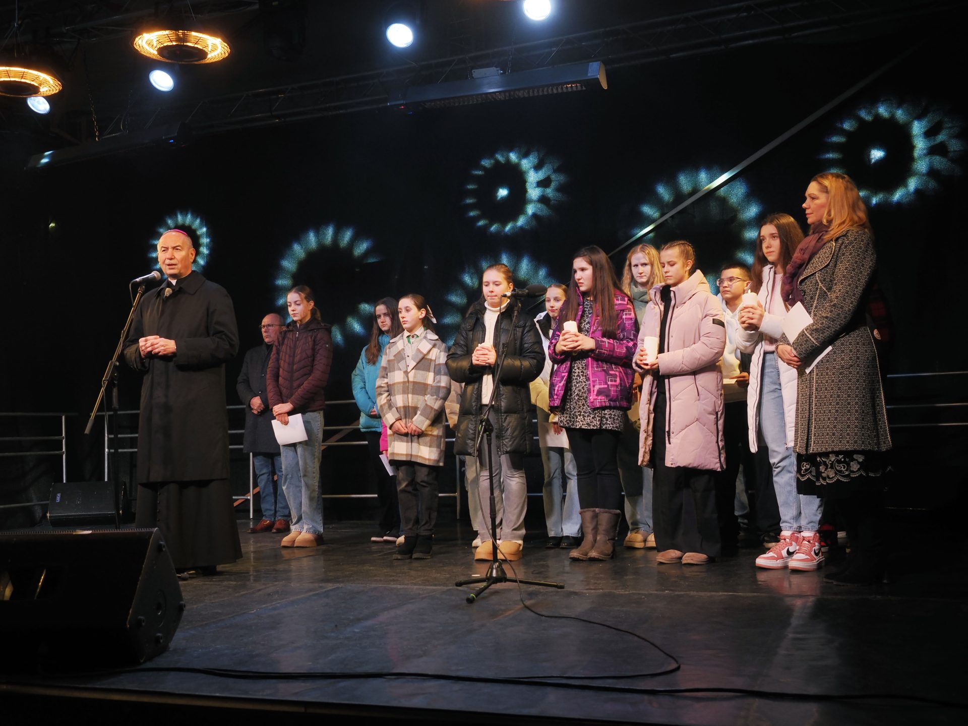 A remény fénye gyúlt fel – meggyújtották a városi adventi koszorú negyedik gyertyáját Veszprémben