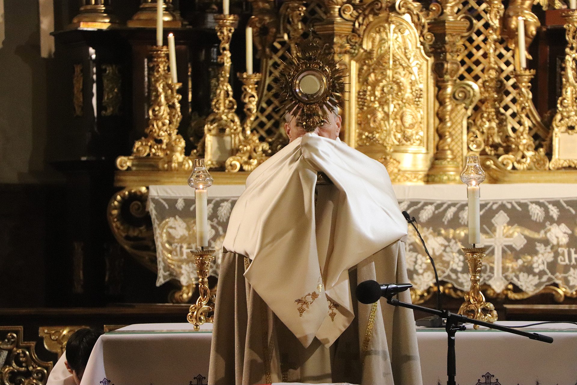 „Tartsatok bűnbánatot!” – nagyböjti tanítások az elsőcsütörtöki imaórán Pápán