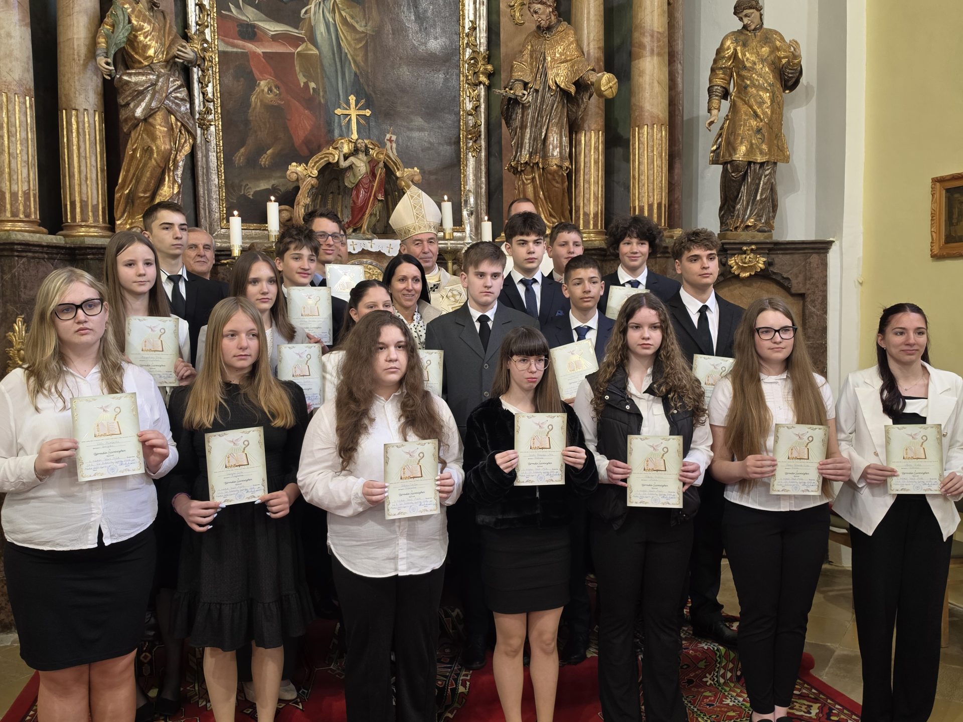 „Vedd a Szentlélek ajándékát” – megkezdődött a bérmálások időszaka a Veszprémi Főegyházmegyében