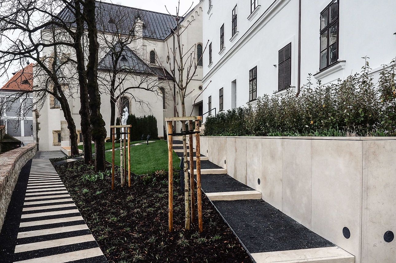 Húsvétkor megnyílnak a veszprémi várnegyed eddig nem látogatható kertjei