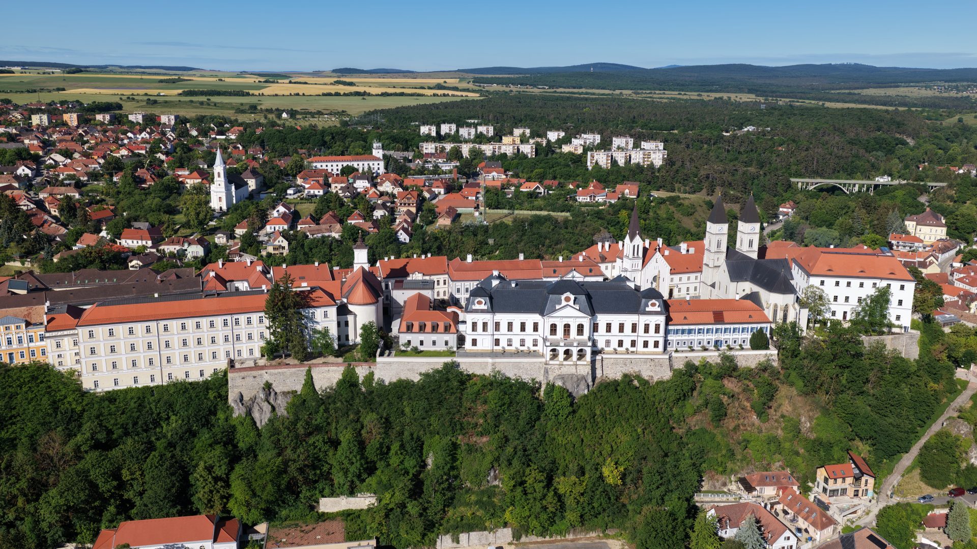 Miért éppen Veszprém a királynék városa? Egy séta, amely ezer évet tár elénk
