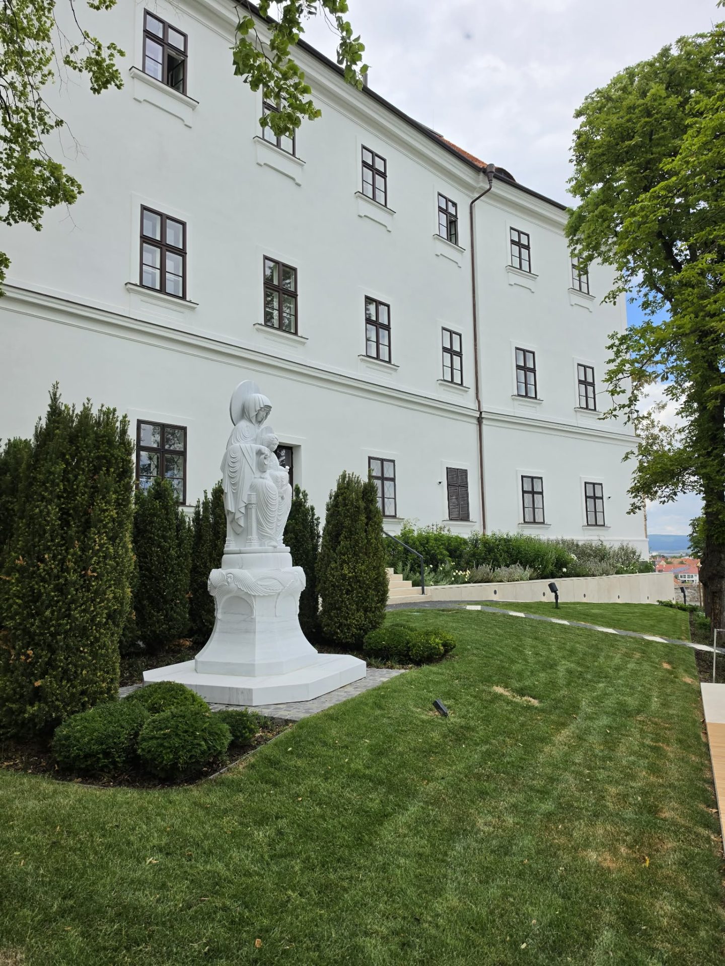 Virágba borult kertek várják a látogatókat
