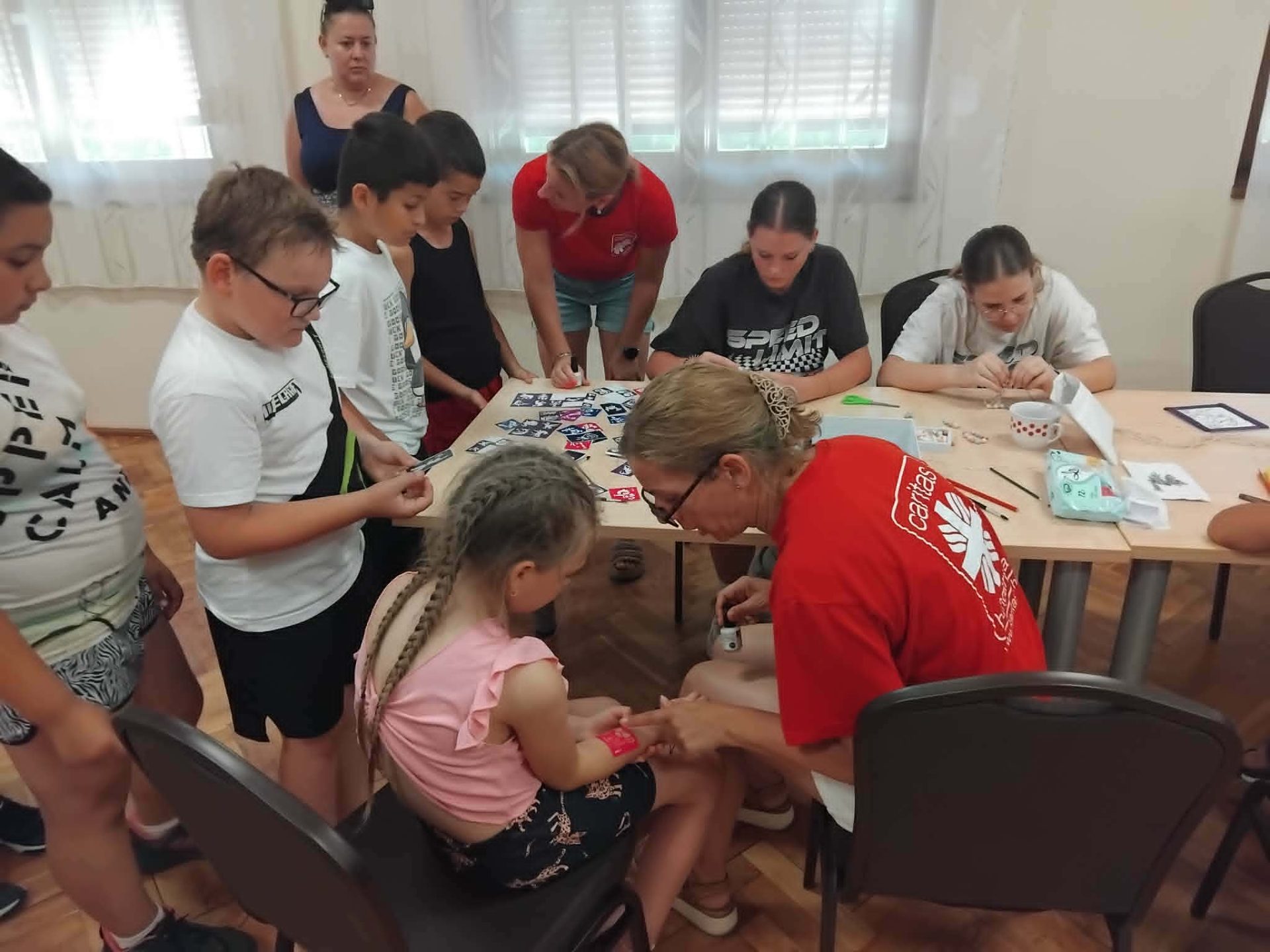 A Veszprém-Főegyházmegyei Karitász idén is örömet vitt a tekenyei napközis táborba