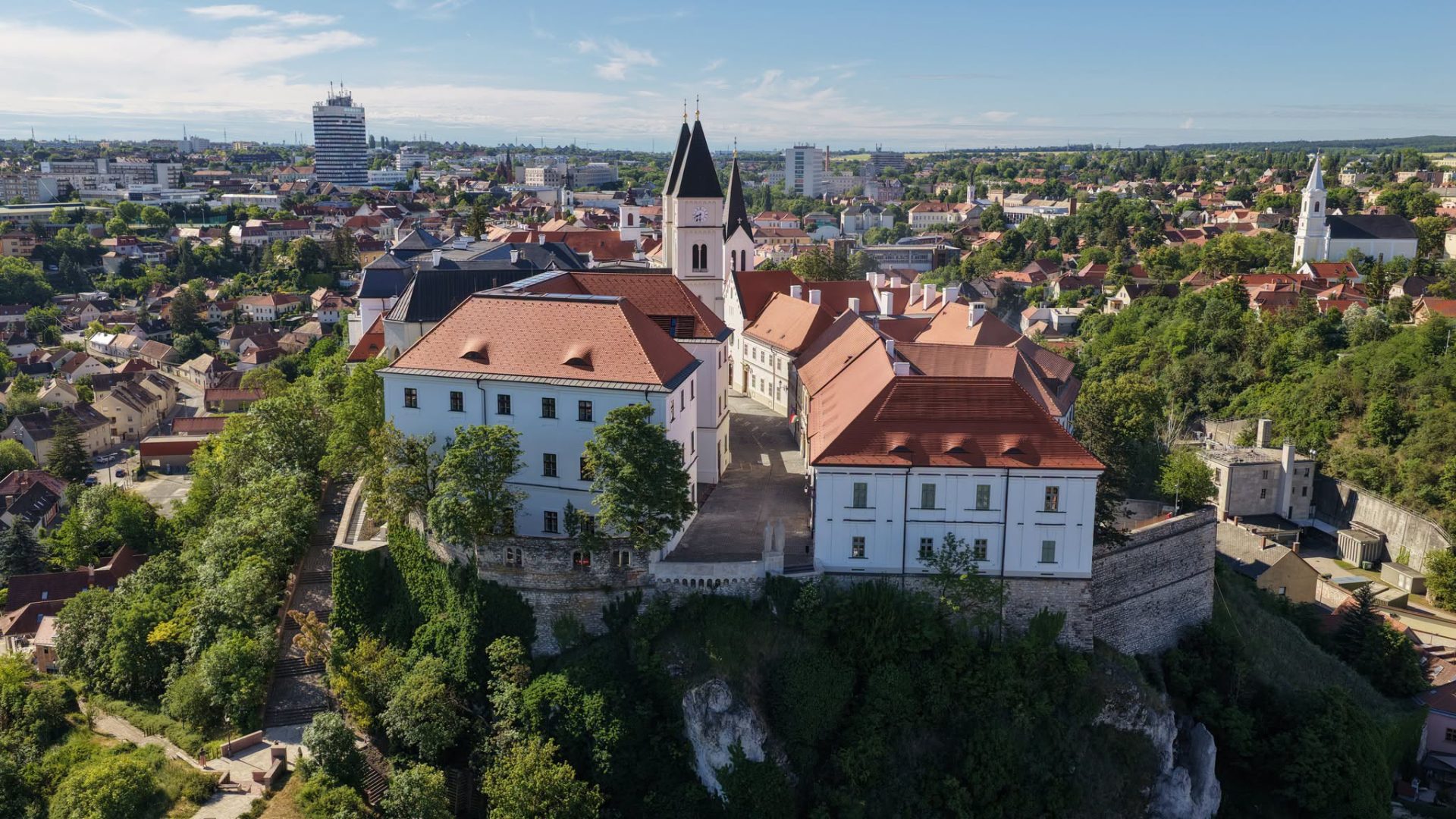 Nagyboldogasszonytól Szent István ünnepéig – ünnepi programok a veszprémi várnegyedben