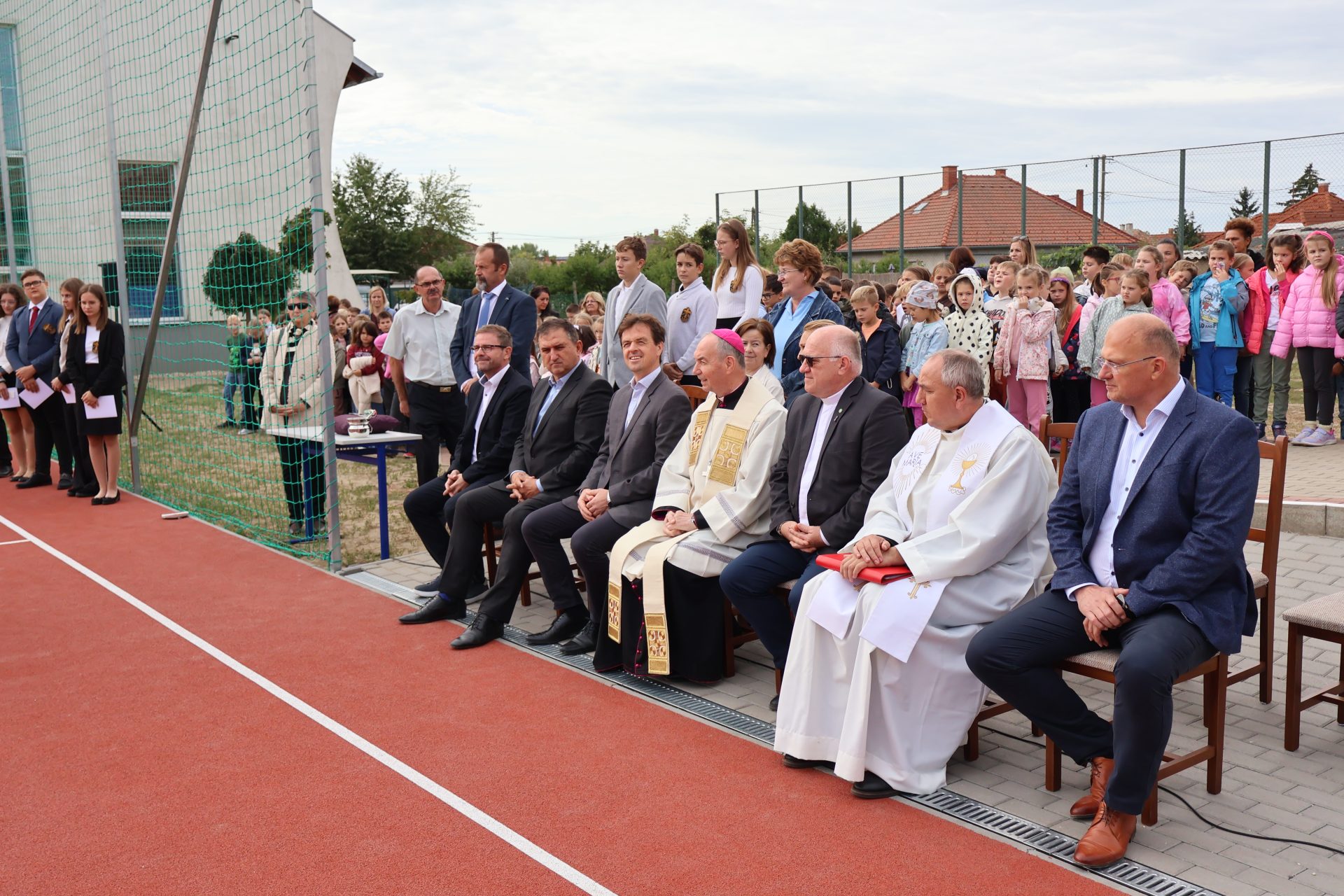 Új sportpályát avattunk fel Ajkán
