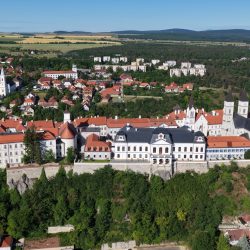 Miért éppen Veszprém a királynék városa? Egy séta, amely ezer évet tár elénk