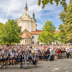 „Ha ő fogja a kezedet, nem eshetsz el” – Fogolykiváltó Boldogasszony búcsúja Búcsúszentlászlón