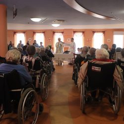 Dr. Udvardy György érsek szentmisét mutatott be a várpalotai Szent Donát Kórházban