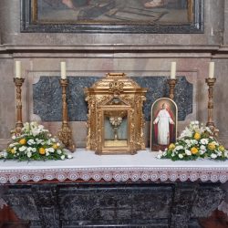 Szent II. János Páp pápa ereklyéje Pápán